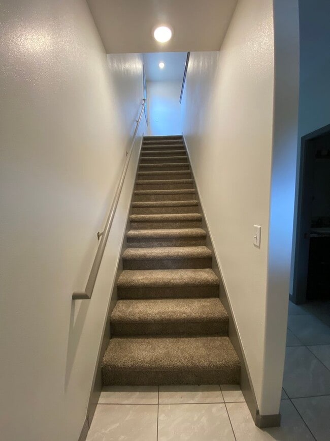 Building Photo - **SPRING SPECIAL- $200 off first months rent**  3 Bedroom Duplex in Veneta