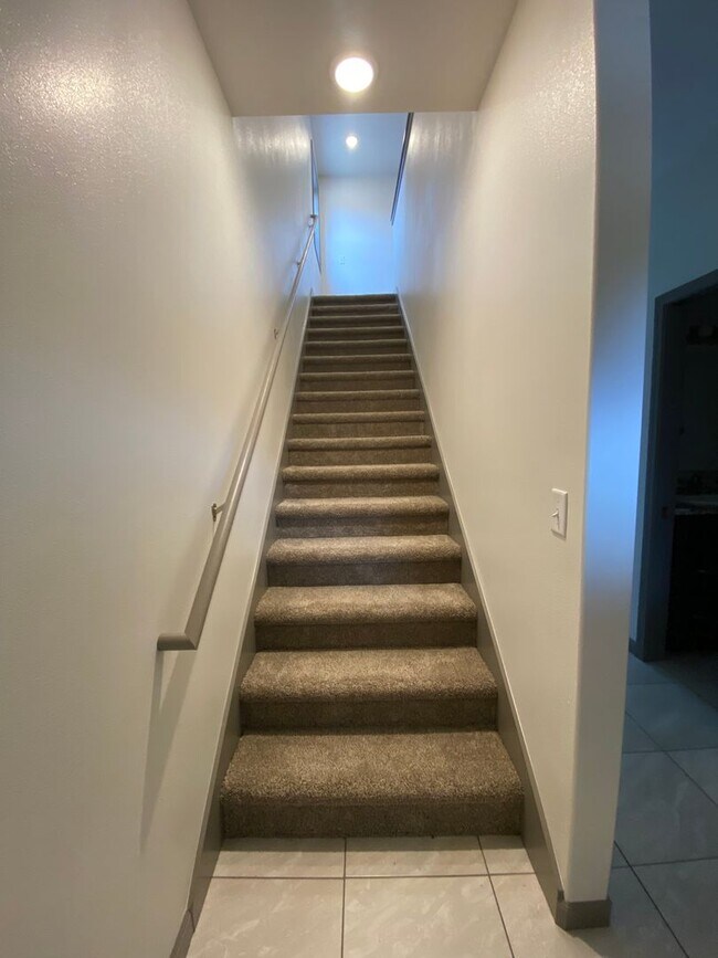 Building Photo - **SPRING SPECIAL- $400 off first months rent**  3 Bedroom Duplex in Veneta