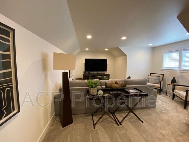 Building Photo - 1285 Salix Ln