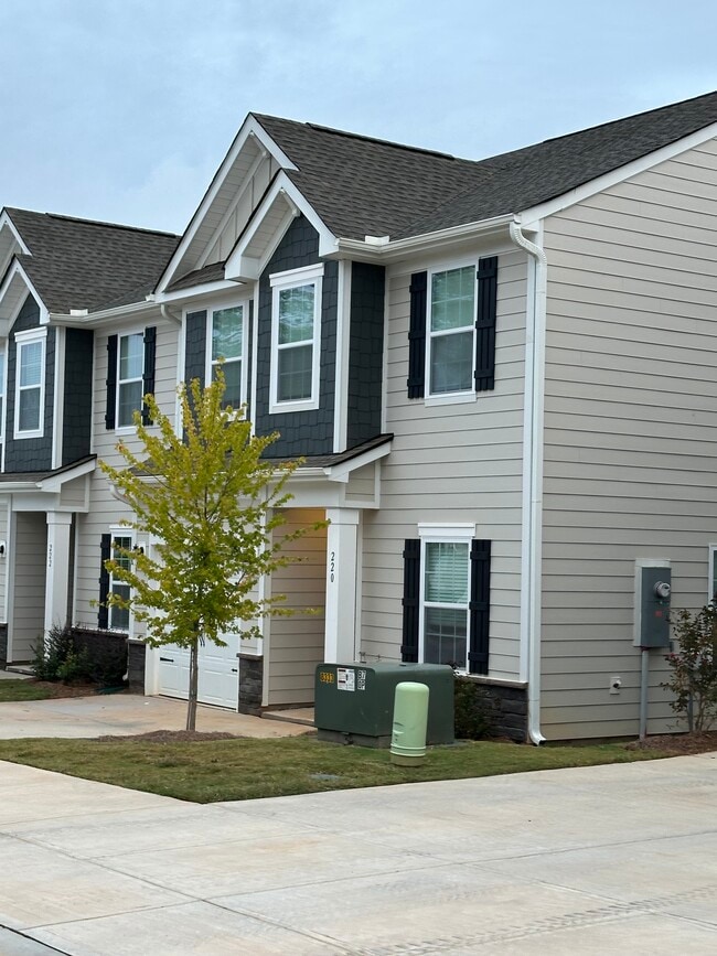 Building Photo - 220 Paneer Ln