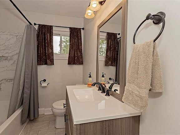 Building Photo - 10693 Beechwood Dr