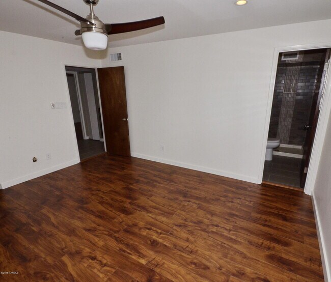 Building Photo - 614 N Medford Dr