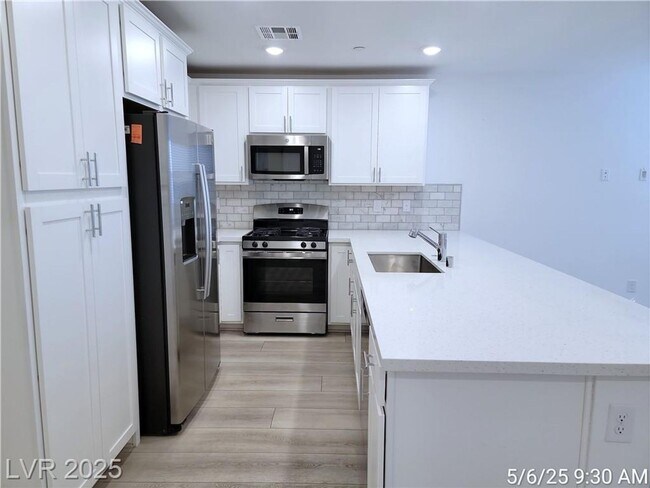 Building Photo - BRAND NEW 3 BED, 2.5 BATH TOWNHOME IN NW L...
