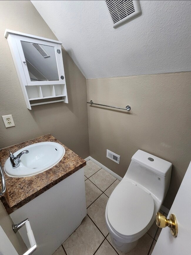 Building Photo - 3 bed 2 bath 2 story townhome, 1 carport