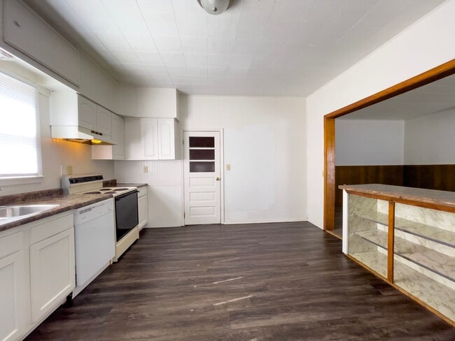 Building Photo - Recently Renovated