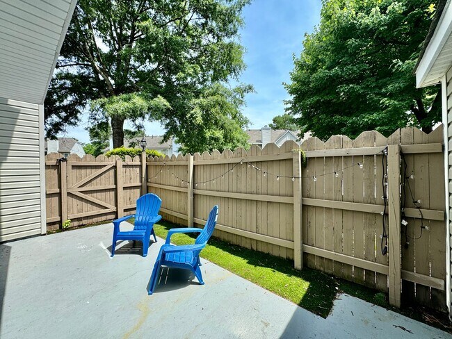 Building Photo - 2-Bedroom Condo Ready 08-01-24! Community ...