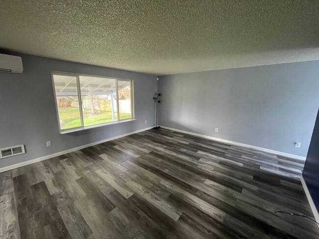 Building Photo - Fantastic 3 Bedroom Home in Town! Pet Frie...