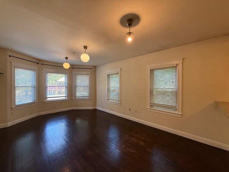 Building Photo - 8 Giles Park