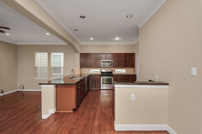 Building Photo - 1137 W 24th St