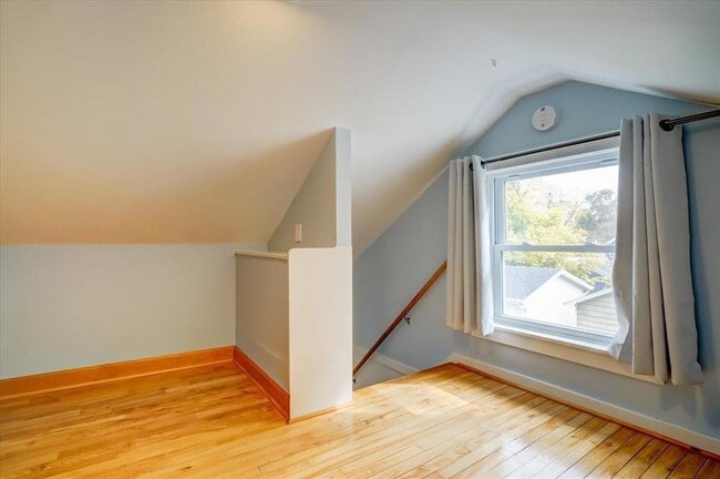 Building Photo - 1115 E Johnson St
