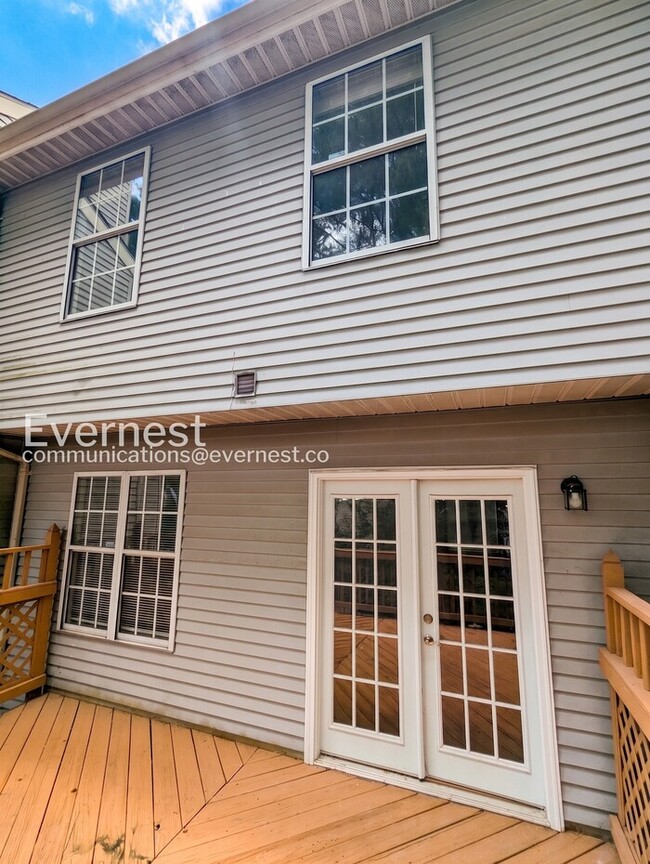 Building Photo - 3 Bed, 3.5 Bath Townhome with Modern Amenities / Available Soon!