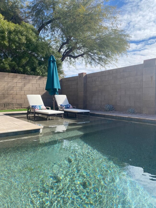 Building Photo - 3915 E Renee Dr