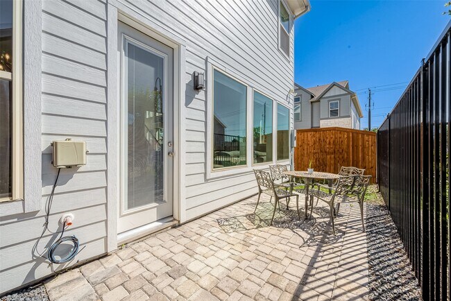 Building Photo - 10915 Brambling Wood Dr