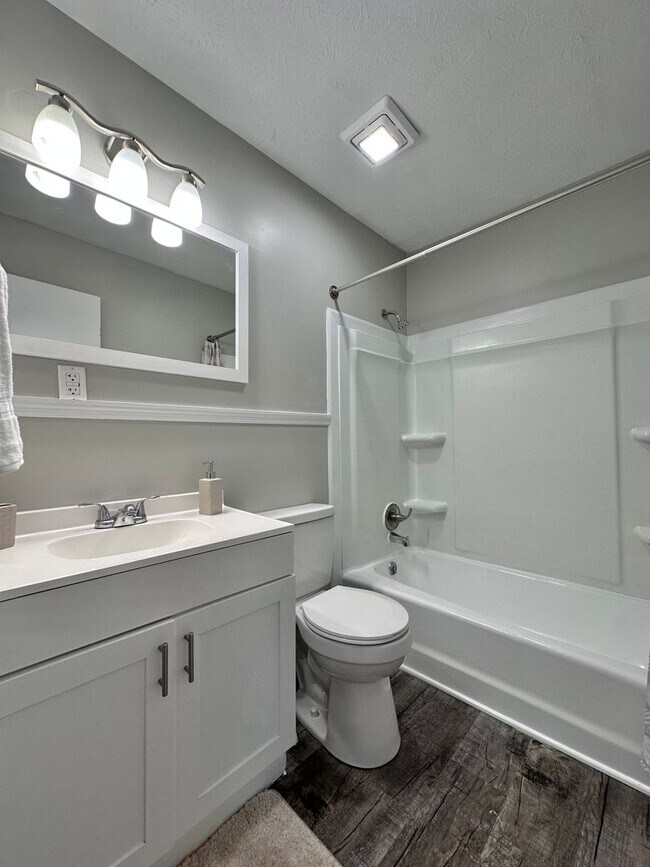 Building Photo - Parkway Apartments – Convenient 2-Bedroom ...