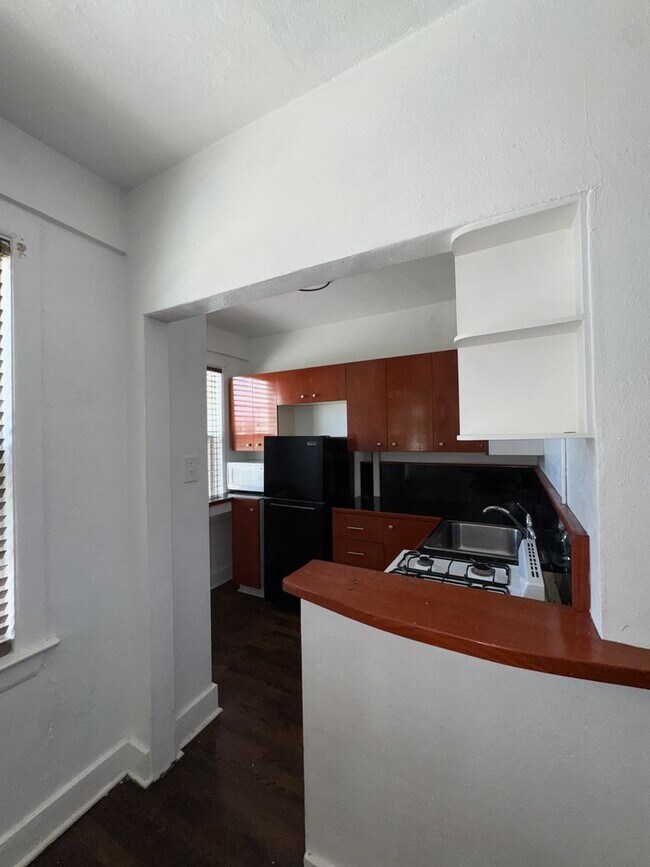 Building Photo - One-Bedroom Apartment In Belhaven!