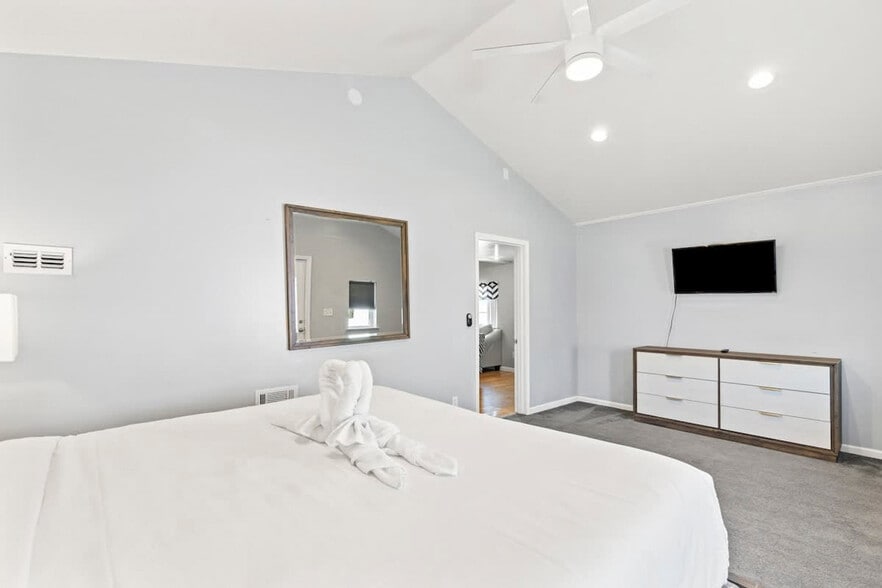 Building Photo - 5218 Beach Dr