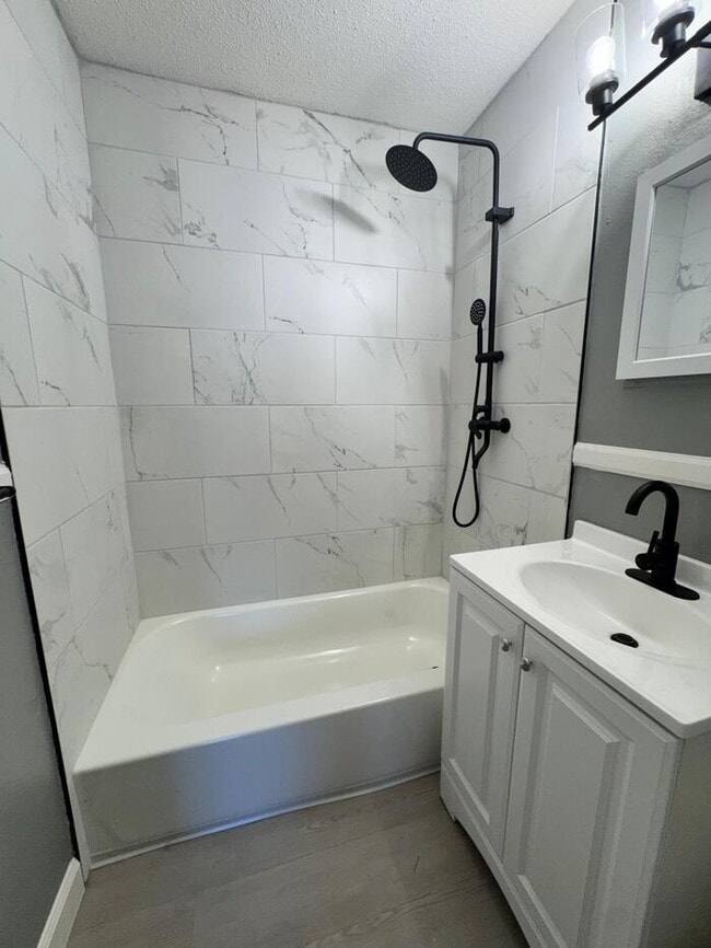 Building Photo - Section 8 Welcome 2 bed 1 bath duplex