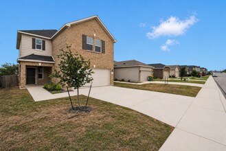 Building Photo - Charming 3 Bed 2.5 Bath Home in Tierra Buena with Community Amenities!