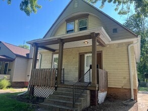 Building Photo - Freshly painted 3 bedroom 2 bath