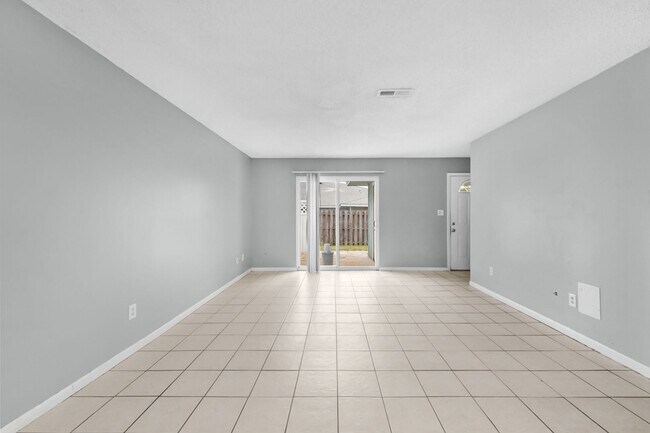 Building Photo - 3353 Greenbriar Circle, Unit B