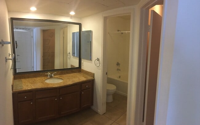 Building Photo - 2 Bedroom / 2 Bathroom Corona Ranch Condo in Triana