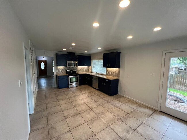 Building Photo - 2514 Redleaf Ln