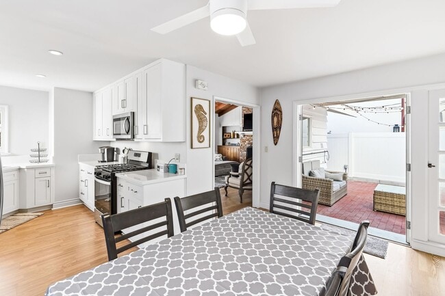Building Photo - Furnished Balboa Peninsula Point Cottage Home | Available November 1st – April 30th