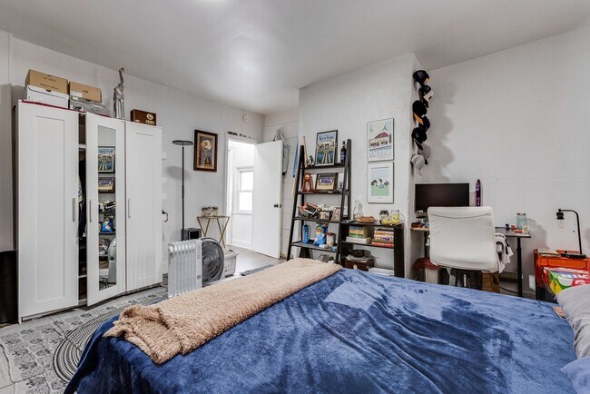 Building Photo - AVAILABLE MAY 2026 - Spacious 3 Bedroom Home w/ Non-Traditional Layout!