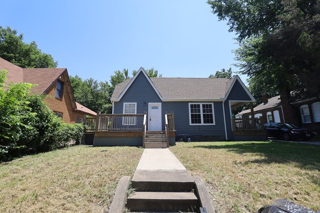 Building Photo - 353 S Zunis Ave Duplex