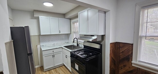 Building Photo - COMING SOON! 2 Bedroom House!!