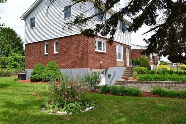 Building Photo - 301 Meadowlark Ln