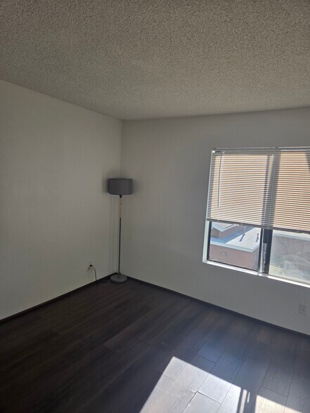 Building Photo - 1050 E Washington Ave