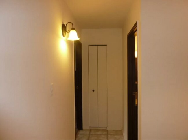 Building Photo - 212 Shorewood Dr