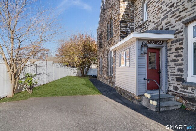 Building Photo - 300-302 Soundview Ave