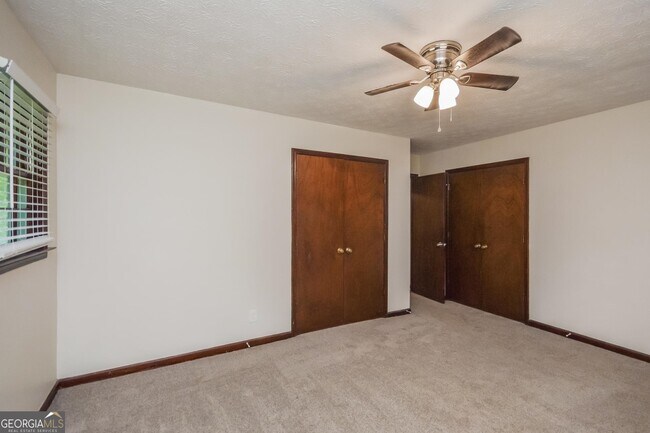 Building Photo - 2245 Pinewood Dr