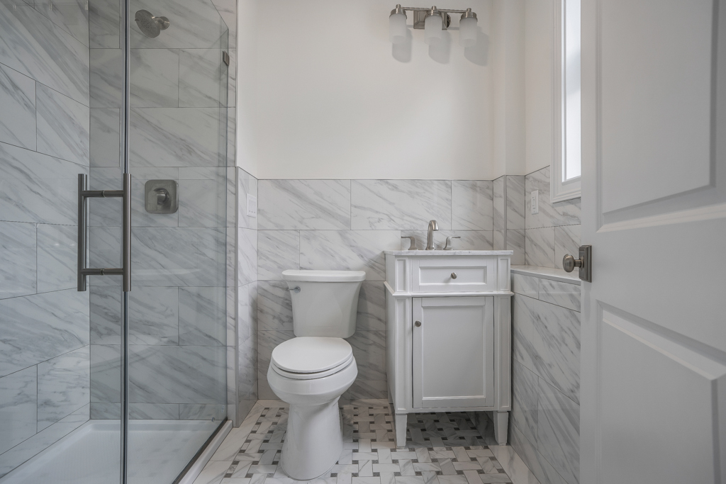 Full Bath - 155 Grand St