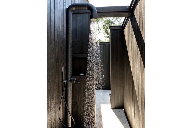 Building Photo - 265 Three Mile Harbor Hog Creek Rd