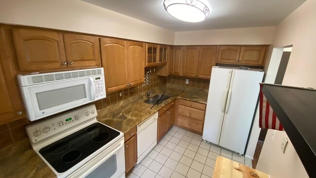 Building Photo - 30535 W 14 Mile Rd