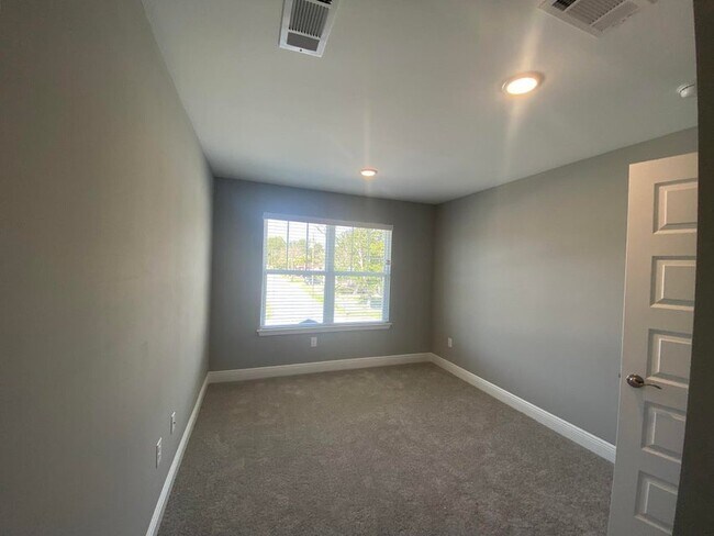 Building Photo - 1007 Skylark Rd