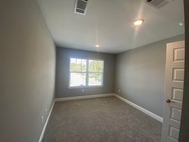 Building Photo - 993 Skylark Rd