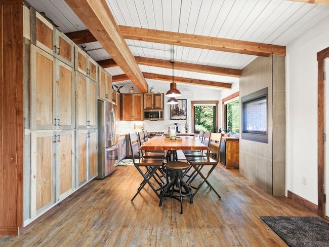 Building Photo - 9987 S Overlook Rd