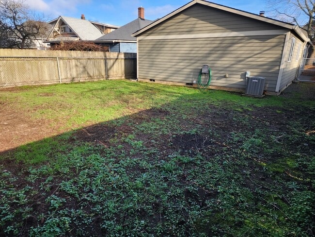 Building Photo - 4725 SE 60th Ave
