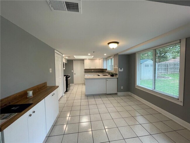 Building Photo - 7415 Shadywood Dr