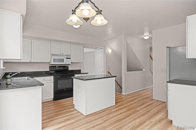 Building Photo - 47258 Scarlet Dr N