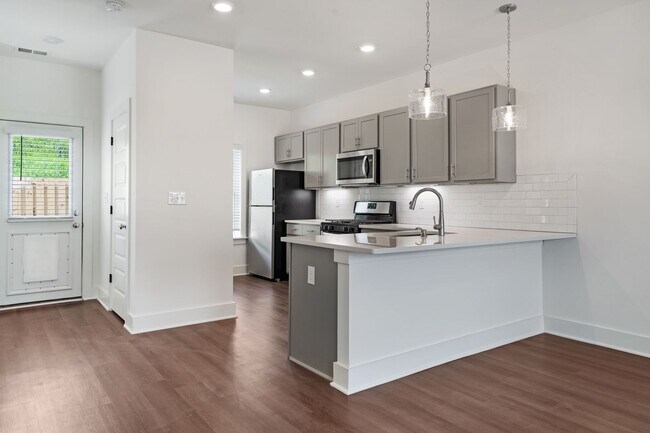 Building Photo - Private Backyard in Beautiful Community