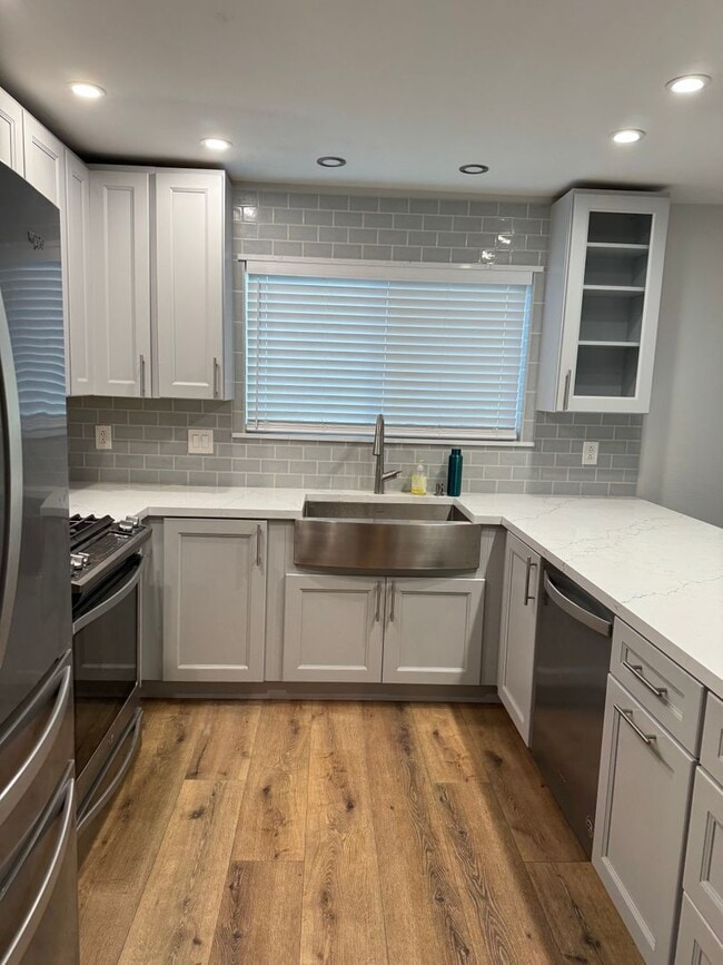 Building Photo - Beautifully Updated 3 Bed/2.5 Bath Townhom...