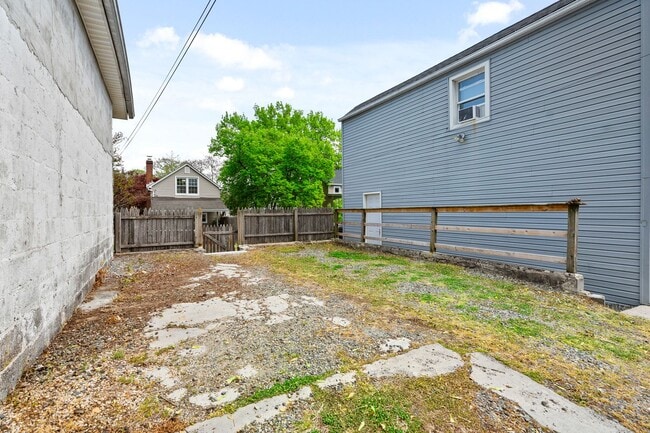 Building Photo - Charming Conshohocken Home | 2 Beds, 2 Baths, Finished Basement, Wine Cellar & 2 Parking Spaces