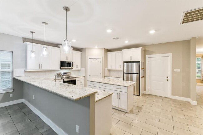 Building Photo - 15407 Cypress Gdns Dr