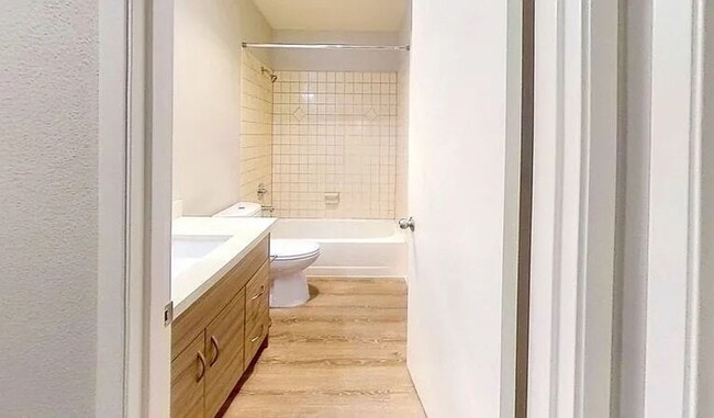Building Photo - Charming Bothell Condo in a Fantastic Location! (Lower rent for 8 of 12 months