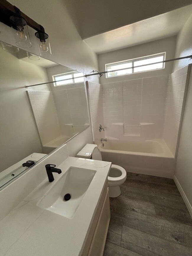 Building Photo - Immaculate 3 Bedroom / 2.5 Bathroom + Offi...